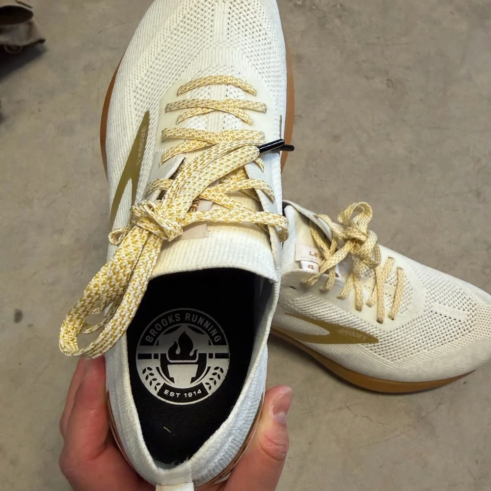 Brooks Levitate 4 Victory Edition White Gold Womens 8.5 Running Shoe 1203351B102 - Picture 4 of 6